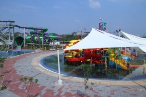 Wahana Water Park Go! Wet, Grand Wisata