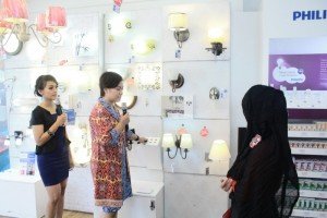 Indah Suzanti Product Manager Consumer Luminaire, PT Philips Indonesia Saat Store Tour