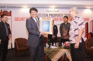 Lukman Purnomosidi (kiri) menerima piagam sebagai Pembicara Pada sebuah seminar Outlook Properti 2015