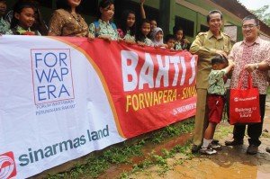 Sinar Mas Land bersama Forum Wartawan perumahan Rakyat (Forwapera) menyerahkan paket bantuan peralatan sekolah kepada siswa-siswi SDN 01 Taman Sari, Setu, Bekasi, Jawa Barat. Bantuan diserahkan langsung oleh Idham Muchlis, Kepala Departemen Media-External Relations Sinar Mas Land yang disaksikan M Khotib, Kepsek SDN 01 Taman Sari, Setu, Bekasi.