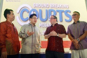 Michael Widjaja, Grup CEO Sinar Mas Land, Ishak Chandra, Managing Director of Corporate Strategy and Services Sinar Mas Land, Terence Donald O’Connor, Direktur Eksekutif dan Grup CEO dari Courts Asia, dan Roy Santoso, Country CEO dari PT. Courts Retail Indonesia sebelum pelaksanaan Ground Breaking Courts BSD City.
