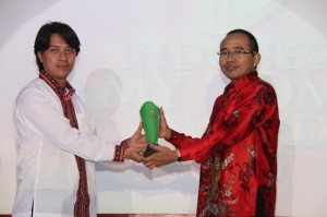 Pemimpin Redaksi Majalah MyHome M. Ridaf Sukri, SE, (kiri) menyerahkan trophy IMHA 2015