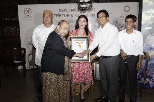 Nurjaman Project Manager The Ayoma Apartment PT PP Properti saat menerima Piagam MURI dari Jaya Suprana