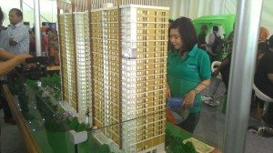 Konsumen mengamati maket Tamansari Mahogany Apartment, Karawang