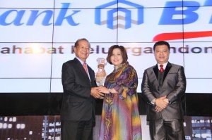 Bank BTN Menerima Trophy pada Indonesia Property&Bank Award X, 21 Mei 2015