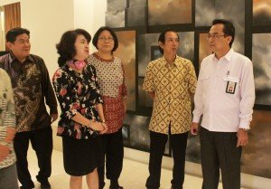 Perwakilan perusahaan dari China yakni Beijing Set Force Technology Development Co Ltd dan China Railway Enggineering Design Institute Co. Ltd berbincang dengan koordinator Sekretariat Ditjen Penyediaan Perumahan Kementerian PUPR Eko D Heripoerwanto (kemeja putih) di Jakarta beberapa waktu lalu.