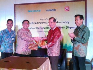 Presiden Direktur PT Metropolitan Land Tbk Nanda Widya (dua dari kanan) dan Vice Director Corporate Communications PT Metropolitan Land Tbk Wahyu Sulistio Wahyu Sulistiyo (paling kanan)