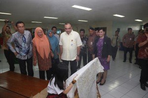 Bupati Tangerang Ahmed Zaki Iskandar (kanan depan) didampingi Presiden Direktur Paramount Land Ervan Adi Nugroho mengamati siswa SD Tarakanita tengah menggambar batik.