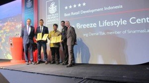 Ishak Chandra - Managing Director Corporate Strategy & Services (ketiga dari kanan) dan Bramamesta Bagjanata - Head of Corporate Marketing (kedua dari kiri)  berhasil meraih penghargaan di empat kategori sekaligus dalam ajang Asia Pacific Awards 2015 di Kuala Lumpur, Malaysia (8/5/15).