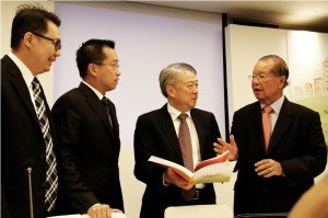 (Ki-Ka) Archied Noto Pradono (Direktur Pengelolaan Modal dan Investasi Intiland) bersama Utama Gondokusumo (Direktur Intiland), Hendro S Gondokusumo (Presiden Direktur Intiland) dan Cosmas Batubara (Presiden Komisaris Intiland) usai Rapat Umum Pemegang Saham
