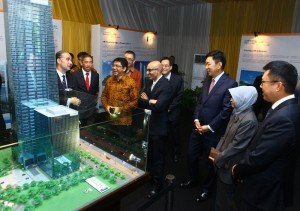 Para undangan di depan maket International Financial Centre (IFC) Jakarta