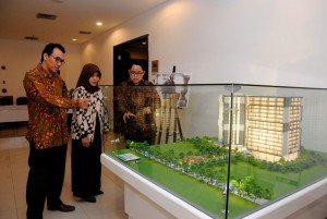 Tampak dalam gambar (Kiri-Kanan) Widyo Praseno, Direktur Operasi 1 PT Wika Realty, Atik Widianti, Manager Realty Tamansari Amarta dan Rizkan Firman, Manajer Biro Pemasaran PT Wika Realty sedang mengamati maket apartemen Tamansari Amarta.