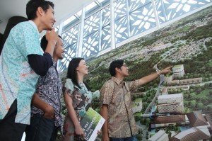 Edward Kusma, direktur Vida Bekasi (paling kanan) menjelaskan masterplan Vida Bekasi.