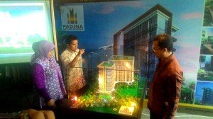 Presiden Direktur PT Patra Bangun Properti Achmad Djaelani (paling kanan) didepan maket Paddina