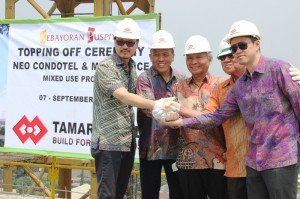 Prosesi topping off Kebayoran Icon