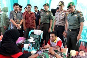 GM Marketing and Proyek Grand Depok City , Tony Hartono (kiri 1) di dampingi Project Manager Grand Depok City , Toto Hertony (kiri 2) , Kasrem 051 Wijayakarta LetKol Inf . M. Zamrony (kiri 3) , Walikota Depok Nurmahmudi Ismail (kiri 4- berjongkok) , Kapolres Depok KomBes (POL) Dwiyono (kanan 2) serta Dandim 0508 Depok , LetKol (TNI) Inf Santosa (kanan 1) , sedang meyaksikan sejumlah prajurit TNI dan masyarakat umum melakukan donor darah di marketing Office Grand Depok City, Depok.