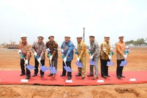 Ground Breaking AEON Mall JGC oleh Presiden Direktur PT. Modernland Realty Tbk. William Honoris (kedua dari kiri), Presiden Direktur PT. AEON MALL Indonesia Ryuma Okazaki (ketiga dari kiri), Walikota Jakarta Timur Bambang Musyawardana (kelima dari kiri), Presiden Direktur PT. Mitra Sindo Sukses Andy K. Natanael (ketujuh dari kiri) beserta jajaran manajemen PT Moderland Realty Tbk dan PT AEON MALL Indonesia.