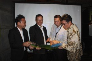 Senior Manager Sales and Marketing MRCB Land Kenneth Khoo (paling kiri), Managing Direktur ERA Max Lukas Bong (dua dari kiri) dan Direktur ERA Vigo, Riduan Goh (paling kanan) usai menjelaskan KL Nine