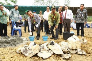 Direktur Jenderal Pembiayaan Perumahan Kementerian Pekerjaan Umum dan Perumahan Rakyat Maurin Sitorus (kiri)