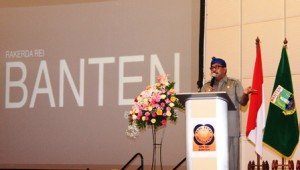 Rano Karno memberikan sambutan dalam acara RAKERDA REI Banten