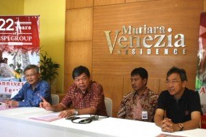 Komisaris Utama ISPI Group Preadi Ekarto (dua dari kiri) saat jumpa pers