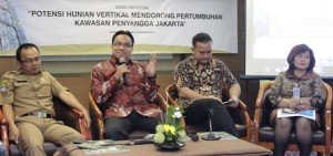 Corporate Secretary and Branding Custodian PT Langgeng Makmur Perkasa, Iwan Nur Iswan sedang memaparkan potensi pasar apartemen di Bekasi
