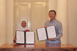 Staf Ahli Menteri PUPR Bidang Hubungan Antar Lembaga Mirna Amin (kiri) dan Gubernur DKI Jakarta Basuki T Purnama (kanan) usai penandatangan kesepakatan