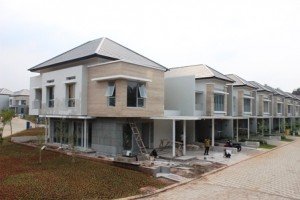 Pekerja sedang melakukan finisihing unit-unit rumah di Serenia Hills.