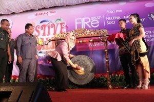 Peresmian Mall Festive Walk Galuh Mas Karawang Oleh Plt. Bupati Karawang Cellica Nurrachadiana