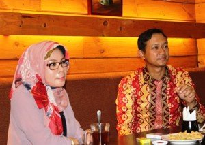 Managing Director PT Sri Pertiwi Sejati (SPS Group) Asmat Amin (kanan) menjelaskan rencana pengembangan pada jumpa pers
