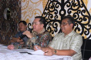 (ki-ka) Preadi Ekarto, Waketum DPP REI, Eddy Hussy, Ketum DPP REI dan Hari Raharta, Sekjen DPP REI saat jumpa pers, 18/1/2016.