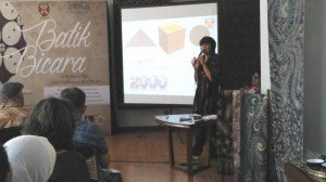 Salah satu pembicara di Batik Bicara