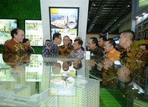 Ketua DPD REI DKI Jakarta Amran Nukman (keempat kiri) pada sebuah pameran properti.