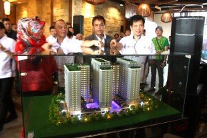 Direktur Utama Rura Graha Grup Torkis Nasaktion (dua dari kiri) bersama direksi didepan maket Loftvilles City