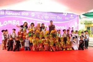 (Kanan – Kiri) Direktur PT Gading Development Tbk. Denny Nandar Haulian, Marketing Manager PT Gading Development Tbk. Dorris Sagita, dan Juri Tamu Titi Qadarsih bersama peserta The Spring Festival