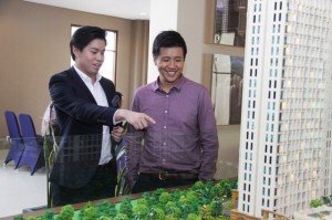 Jiko Tandijono, Chief Marketing Officer Hongkong Kingland sedang menunjuk Maket Proyek King Land Avenue