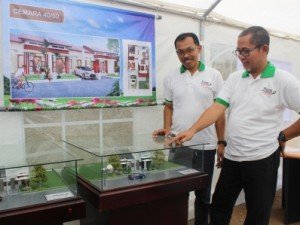 Nurul Yaqin, Owner Benhokk Property  bersama Abdullah Arief, Direktur PT Sedaya Indah Selaras foto didepan miniatur unit rumah Pinang Green Residence