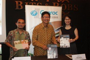 Managing Director PT Saint Gobain Construction Products Indonesia Hantarman Budiono (tengah) dan Product Manager Gyproc Indonesia, Rully Yustiadi Syarif (kiri)