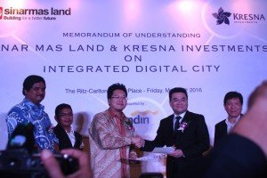 Penandatanganan MoU yang dilakukan oleh Michael Widjaja – Group CEO Sinar Mas Land dan juga Michael Steven, Presiden Direktur PT Kresna Graha Investama Tbk