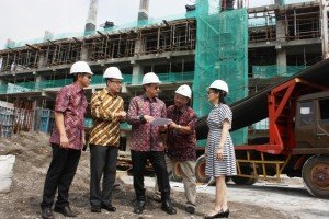 Direksi dan Manajemen Gapuraprima Grup di depan proyek Bailey’s City , Ciputat