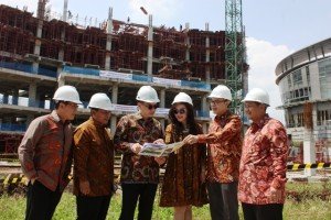 Direksi dan manajemen Gapuraprima Group dengan latar belakang Bhuvana Apartment dan Condotel, Ciawi, Bogor
