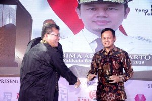 Walikota Bogor Bima Arya Sugiarto (kanan), menerima trophy IMHA 2016 sebagai Pejabat Pemerintah Yang Mendorong Pemanfaatan Teknologi dan Inovasi IT