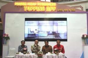 Wakil Presiden Direktur PT Metropolitan Kentjana Tbk Jeffri S Tanudjaja (dua dari kiri) saat press conference