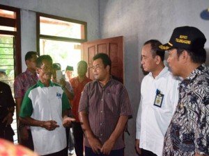 Direktur Rumah Swadaya Ditjen Penyediaan Perumahan Kementerian PUPR Hardi Simamora (kedua dari kanan) di Tulungagung Jawa Timur