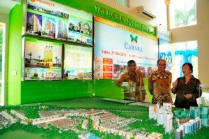 Komisaris Progress Group Derice Sumantri (paling kanan) bersama direksi Progress Group didepan maket Paradise Serpong City