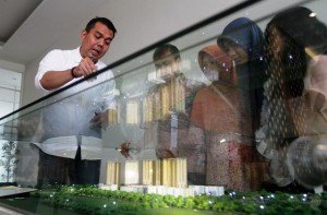 Direktur Sales & Marketing PT Nusantara Prospekindo Sukses Supriantoro (paling kiri) menjelaskan The Oasis kepada konsumen