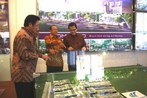 Direksi MMS di depan maket superblok Cikarang Central City