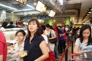 Pengunjung PASARMOI Mall Of Indonesia