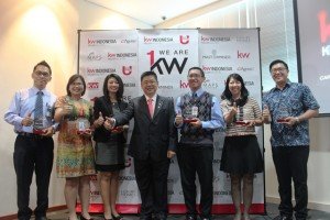 President Keller William Indonesia Tony Eddy (tengah) bersama perwakilan 6 bank usai penandatangan kerjasama pembiayaan properti