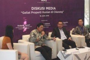 Director of Business Development PT MMS Robert Yapari tengah menjelaskan apartemen Domicilio